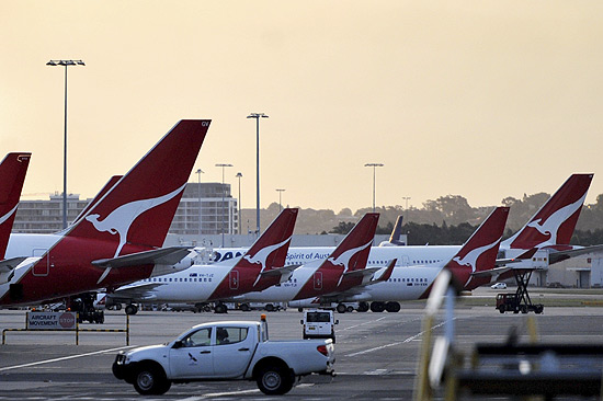 Avies da companhia area australiana Qantas ficam estacionados na pista do aeroporto de Sydney