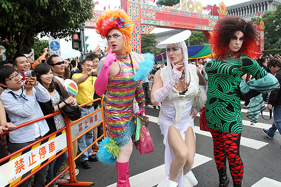 Trio participa de parada gay realizada pelo nono ano em Taipei