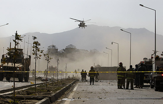 Helicpteros da Otan spbrevoam rea em que aconteceu ataque a bomba em Cabul, no Afeganisto