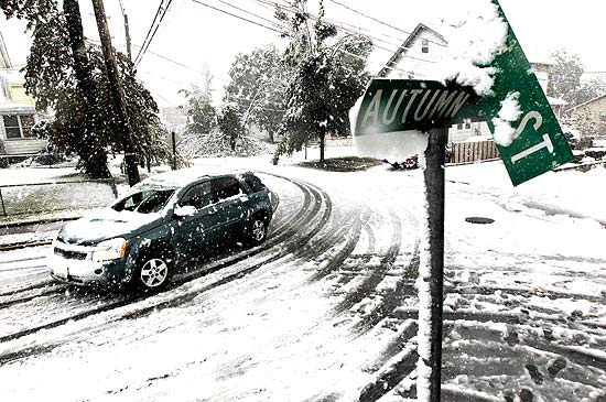 Veculo passa por estrada coberta de neve em Lodi, Nova Jersey; milhares ficam sem energia eltrica no nordeste dos EUA