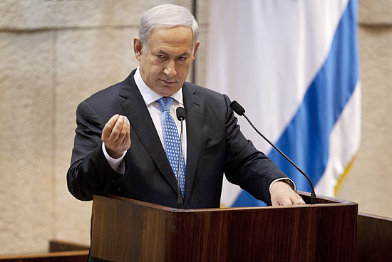 Premiê israelense, Benjamin Netanyahu, discursa no Parlamento; seu gabinete se reúne hoje