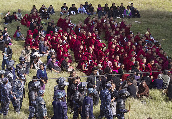 Grupo de monges tibetanos exilados participam de reza por autoimolados; 60 foram detidos no evento