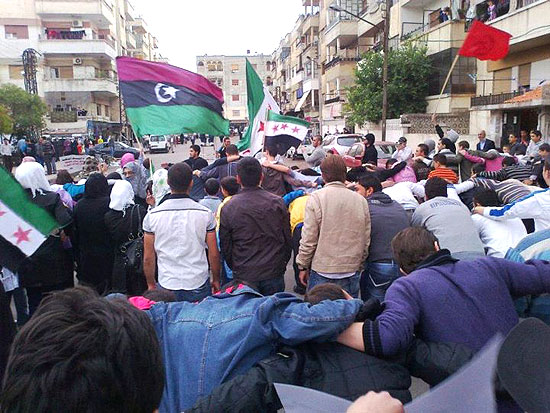 Manifestantes opositores ao regime srio pedem a sada do ditador Bashar Assad do poder em Homs