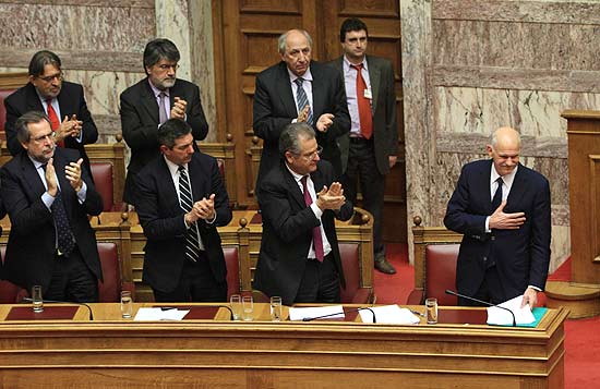 Premi grego, George Papandreou, ( dir). aps fazer discurso no Parlamento