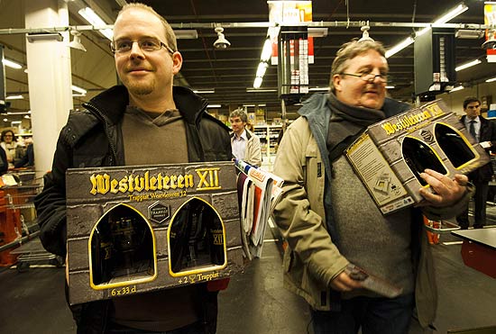 Belgas compram cerveja produzida por monges, considerada a melhor do mundo