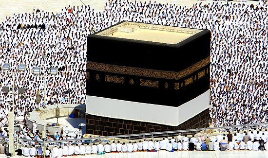 Milhares de fiis muulmanos rezam ao redor da rocha sagrada Kaaba, durante peregrinao a Meca
