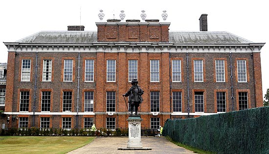 Vista da fachada do Palácio de Kensington, onde o príncipe William e sua mulher usarão como residência londrina