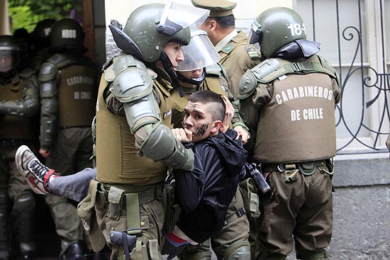 Um estudante  preso durante protesto em Santiago, onde cerca de 50 manifestantes ocuparam a prefeitura