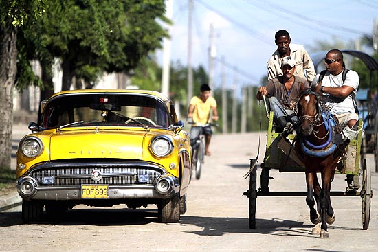 Homem leva viajante em uma carroça em Cuba; os negócios privados aumentaram no país desde o início das reformas