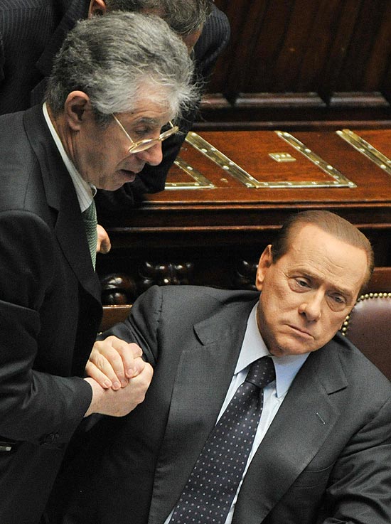 Em fotografia de maio, o primeiro-ministro italiano, Silvio Berlusconi, cumprimenta seu aliado Umberto Bossi