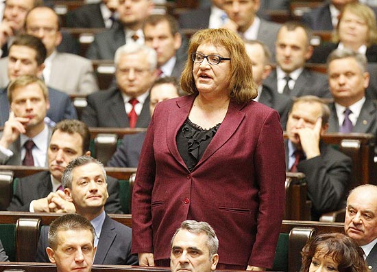 A parlamentar transexual Anna Grodzka, de 57 anos, faz juramento durante posse no Parlamento polonês