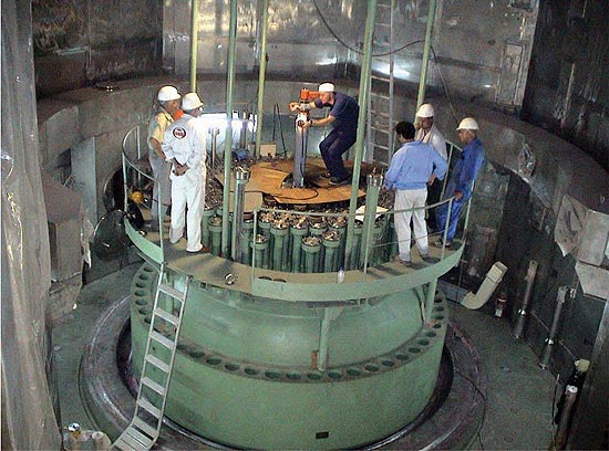 Imagem de 2004 mostra técnicos iranianos trabalhando na usina nuclear de Bushehr, ao sul da capital, Teerã