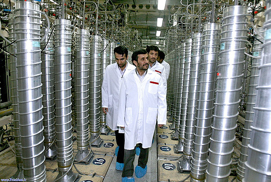 Presidente iraniano, Mahmoud Ahmadinejad, visita a usina de Natanz (Irã) em 2008; nova usina entra em operação