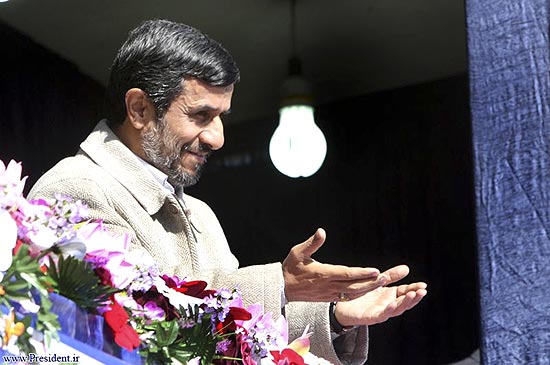 O presidente do Ir, Mahmoud Ahmadinejad, discursa durante visita  provncia iraniana de Chahar Mahaal e Bakhtiari