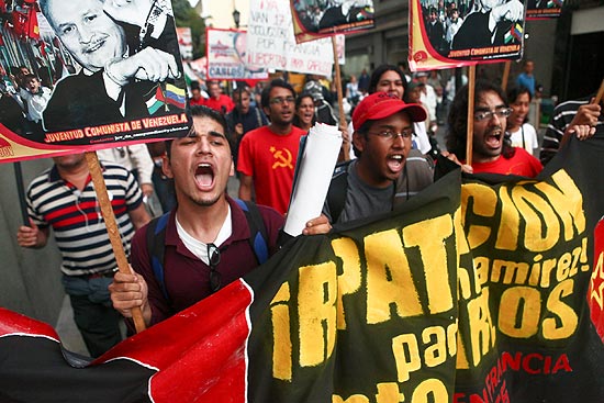 Manifestante participam de protesto em apoio à repatriação de Carlos, o Chacal em Caracas (Venezuela)
