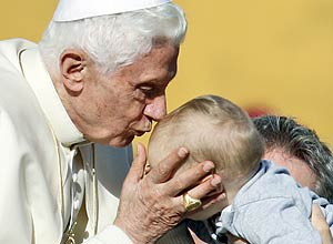 Papa Bento 16 beija bebê ao terminar audiência; ele deve ir a Cuba e ao México