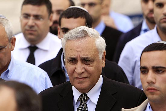 Ex-presidente israelense Moshe Katsav, ao centro, deixa prédio da Suprema Corte em Jerusalém