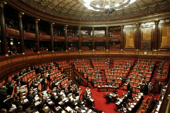 Vista geral mostra Senado italiano durante sessão que aprovou projeto de lei com medidas anticrise