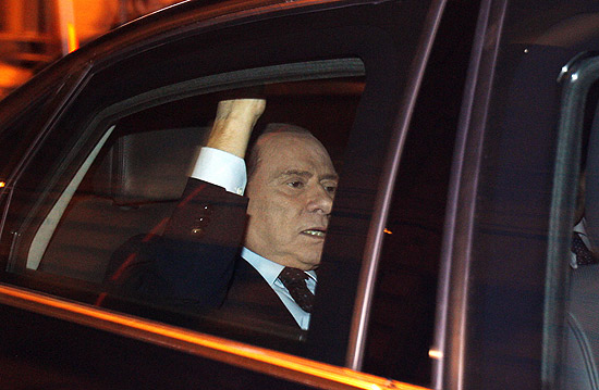 Ex-premiê Silvio Berlusconi deixa o Parlamento italiano após a aprovação da Lei de Estabilidade neste sábado
