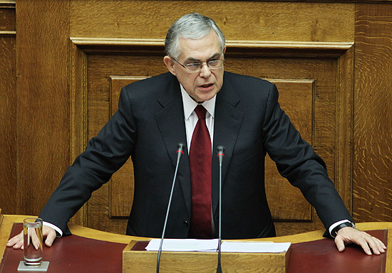 Premiê grego, Lucas Papademos, durante discurso ao Parlamento