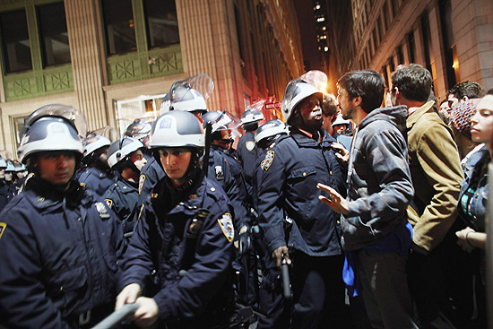Policiais entram em confronto com manifestantes durante remoo de acampamento em NY