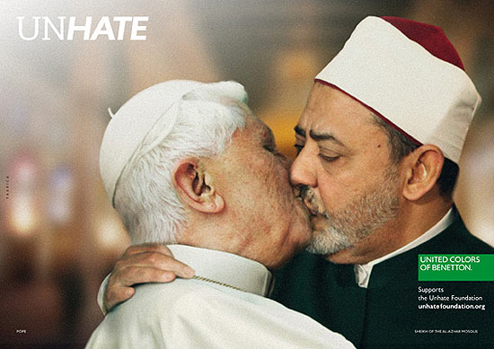 Papa Bento 16 d um beijo em Ahmed Mohamed el Tayeb, im da mesquita de Al Azhar (do Cairo)