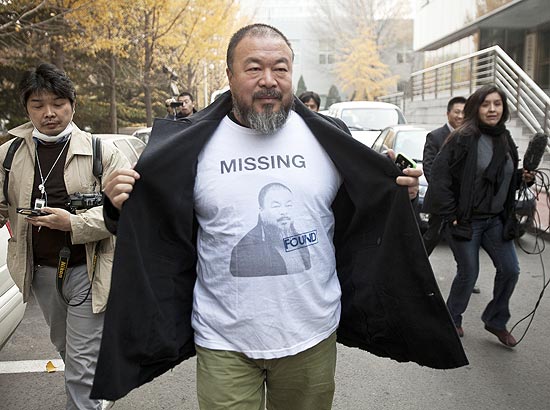 Artista dissidente chins Ai Weiwei chega a escritrio para pagar garantia contra multa fiscal