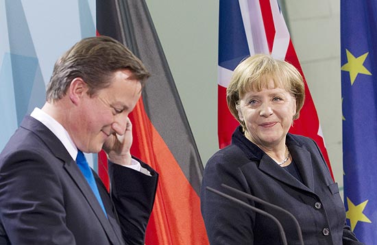 Premi britnico, David Cameron,  esquerda, d entrevista com Angela Merkel, chanceler alem