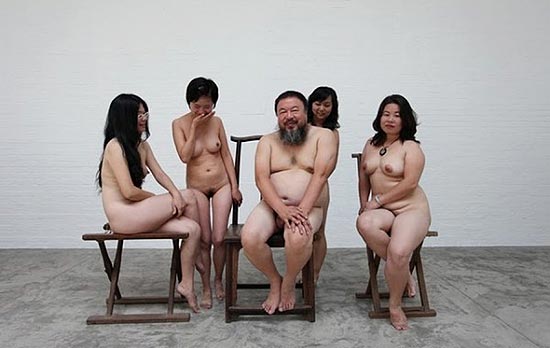 Fotografia mostra Ai Weiwei sem roupa com quatro mulheres; China investiga artista por pornografia
