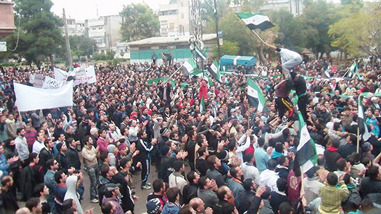 Manifestantes protestam contra ditador Bashar al Assad em Homs