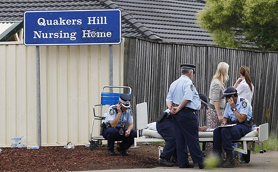 Policiais em asilo que pegou fogo em Sydney; enfermeiro é indiciado