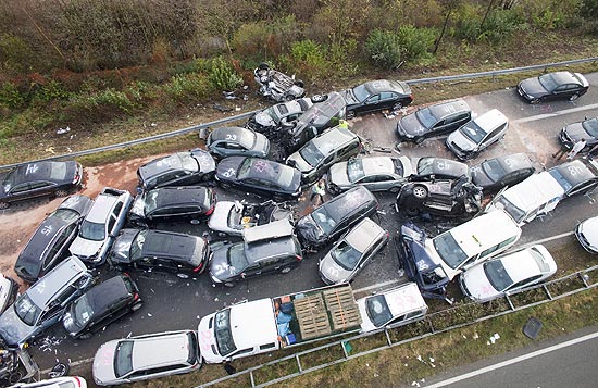 Vista aérea de acidente envolvendo 52 carros que matou ao menos três em rodovia na Alemanha