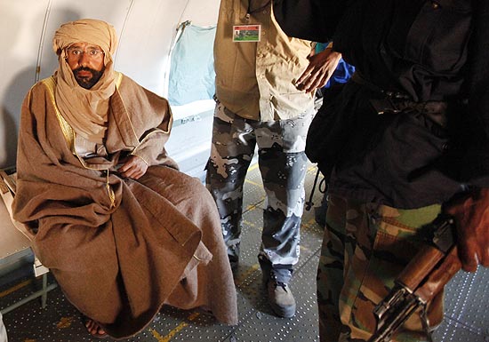 Saif al Islam Gaddafi aparece em avião em Zintan, após ser detido 