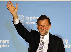 O lder do Partido Popular, Mariano Rajoy, cumprimenta apoiadores na sede do PP em Madri aps a vitria nas eleies