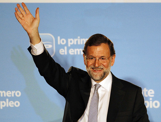 Mariano Rajoy sada partidrios depois de receber notcia de que venceu eleies na Espanha