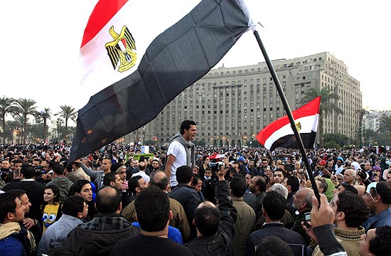 Milhares de pessoas participam de protestos na praça Tahrir, no centro do Cairo, nesta terça-feira