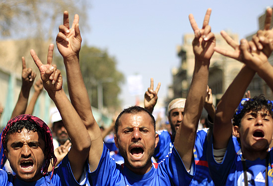 Manifestantes em Sanaa protestam contra a proposta de Saleh receber imunidade por renúncia