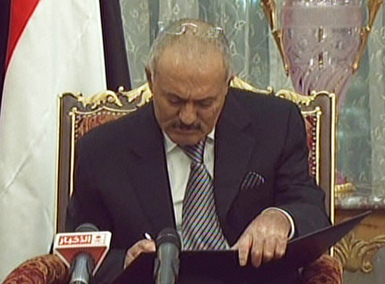 Imagem de TV saudita mostra Ali Abdullah Saleh no momento da assinatura de acordo para deixar poder