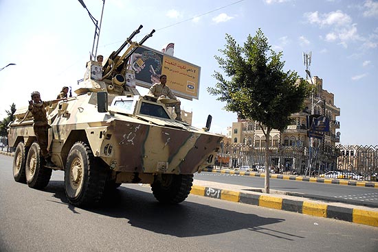 Soldados desertores do Iêmen participam de manifestação contra Saleh em cima de tanque em Sanaa