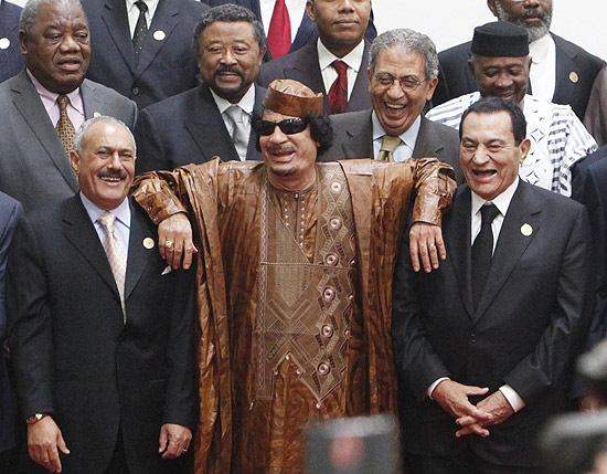 Imagem de arquivo mostra Saleh (esq.), Gaddafi (centro) e Mubarak (dir.), três ditadores derrubados por revoltas