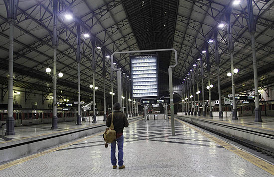 Homem fotografa estação de trem vazia em Portugal por conta de greve geral convocada no país