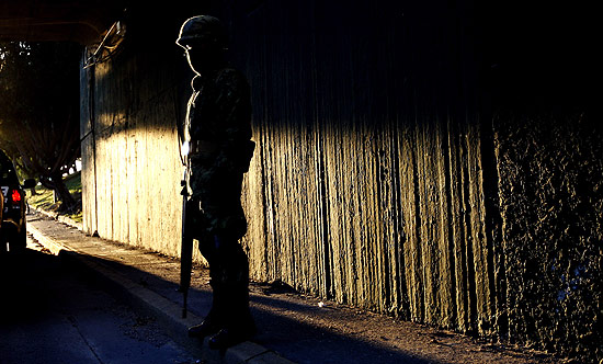 Soldado fica de guarda durante a noite em região ameaçada pelos cartéis do narcotráfico mexicano
