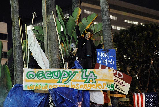Manifestante de Los Angeles desafia prazo de sada do acampamento feito por prefeitura