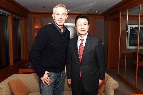 Em Pequim, Blair posa com Kim Jin-sun, chefe do comitê dos Jogos Olímpicos de Inverno de Pyeongchang