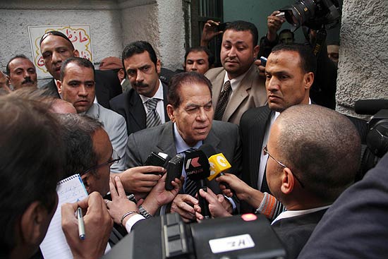 Após votar, primeiro-ministro egípcio, Kamal el Ganzouri, fala à imprensa em primeiro dia de eleições no Cairo 