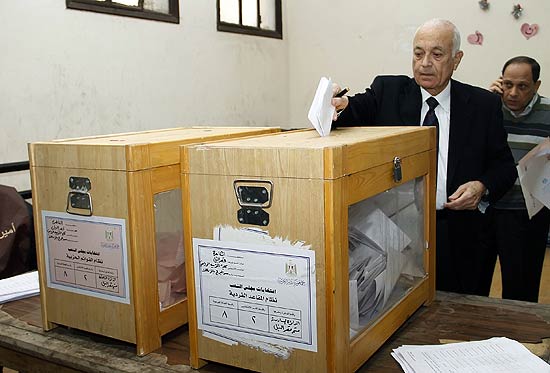 Secretário-geral da Liga Árabe, Nabil al Arabi, vota nesta segunda-feira na primeira etapa das eleições no Egito