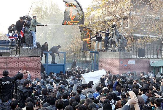 Manifestantes iranianos invadem embaixada britânica em Teerã e trocam a bandeira do Reino Unido pela iraniana