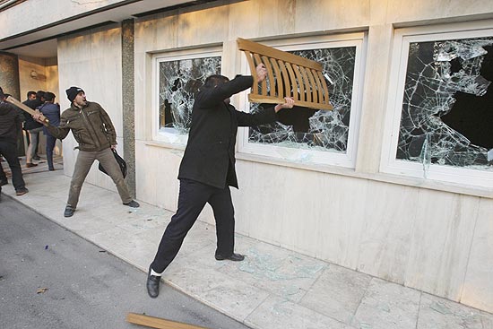 Manifestantes quebram os vidros das janelas do prédio da embaixada britânica em Teerã durante invasão