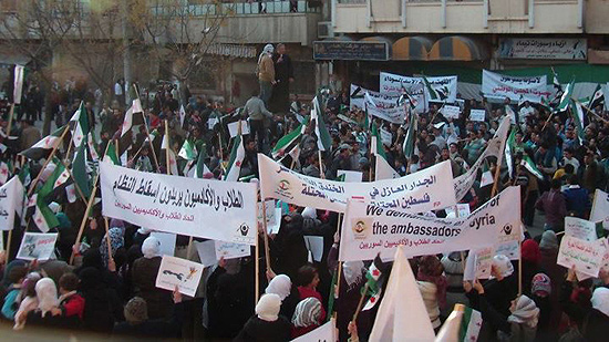 Em Homs, manifestantes protestam pelo fim do regime do ditador Bashar al Assad; revolta teve início em março 