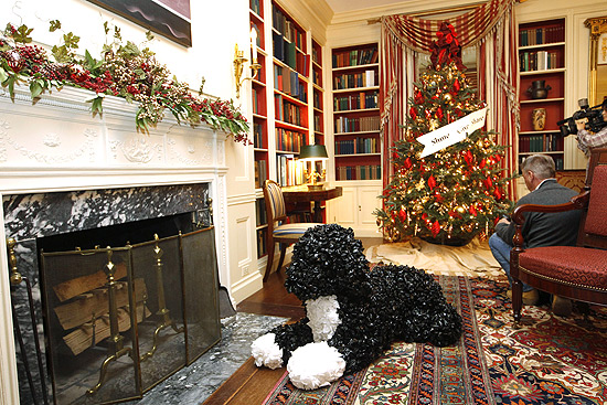 Estátuas que imitam o cachorro Bo da família Obama foram espalhadas pela Casa Branca para Natal